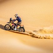 Toby Price von Red Bull KTM Factory Racing hat die zweite Etappe der Abu Dhabi Desert Challenge als Achter erfolgreich beendet.
